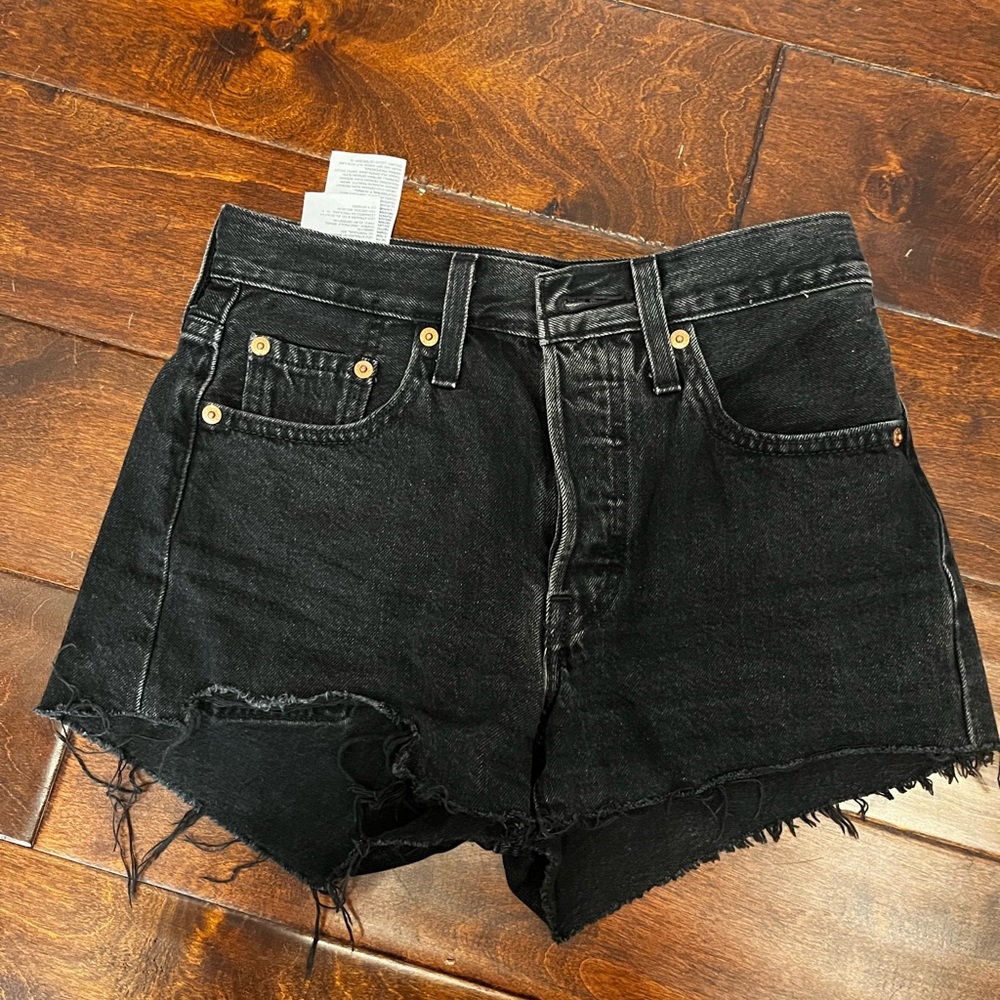 LEVI’S BLACK JEAN SHORTS